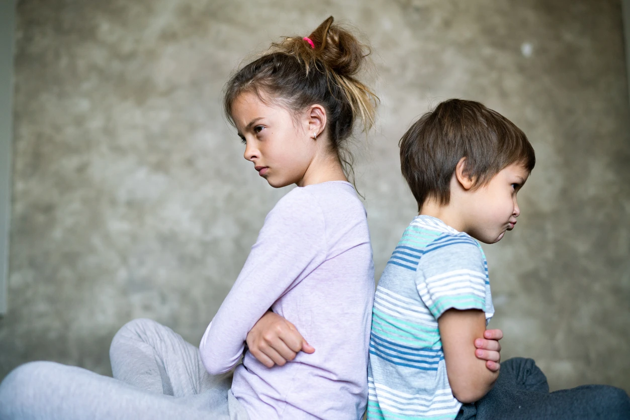 iStock image of two children with their backs to each other, manners column on how to apologize to other kids